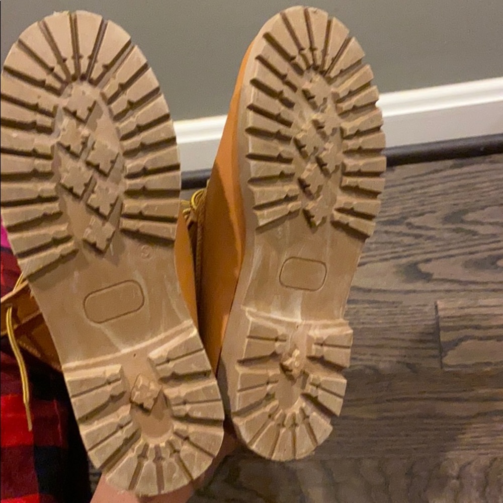 Never been worn. Size 6 in girls. Brand new. - Picture 5 of 6